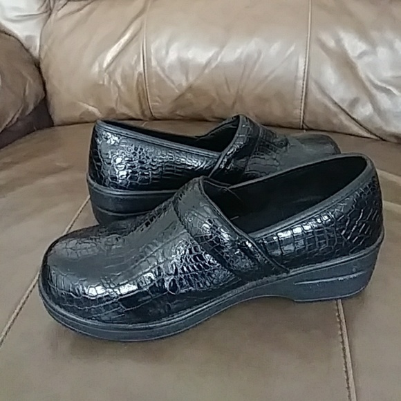 Women's Jayla Air Flex Croc Embossed Clogs - Picture 3 of 5